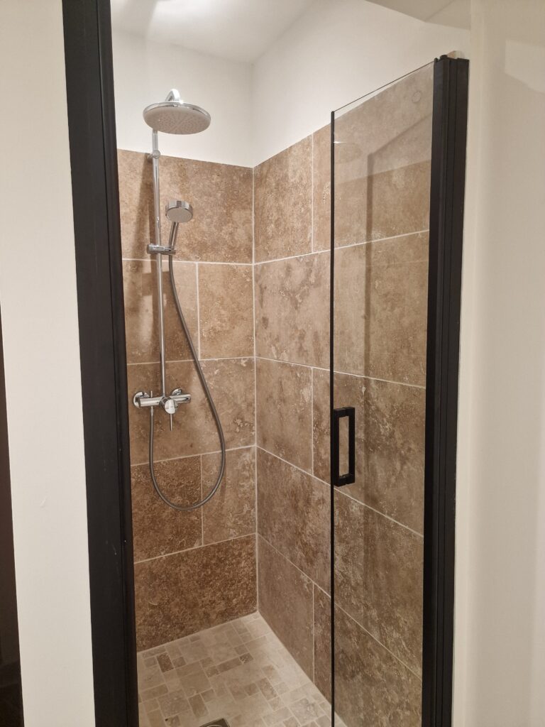 saisonale vermietung apparement baux de provence douche alpilles