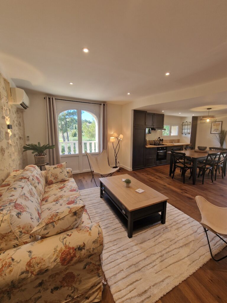 saisonale Vermietung apparement baux de provence salon cuisine