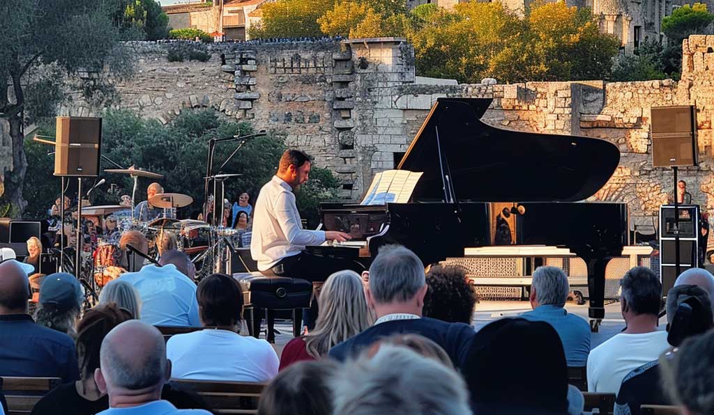 mas foucray baux de provence location saisonniere 13 piano